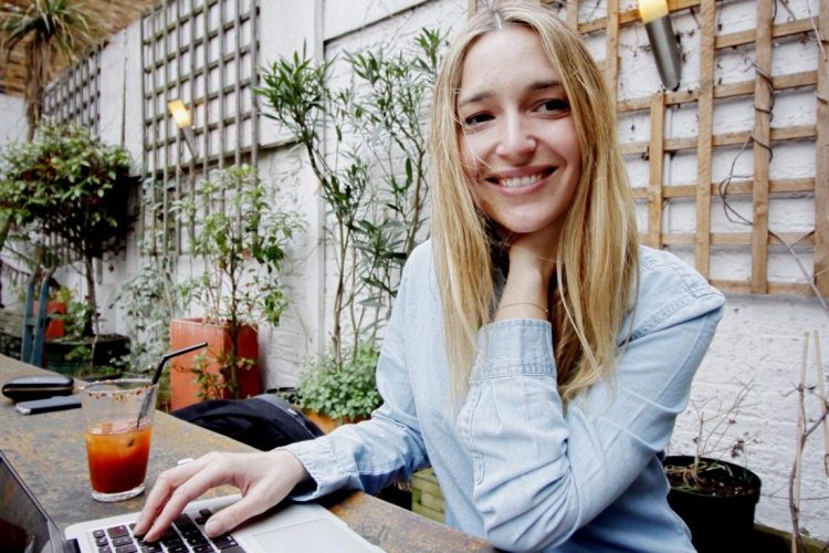 smiling-woman-on-laptop