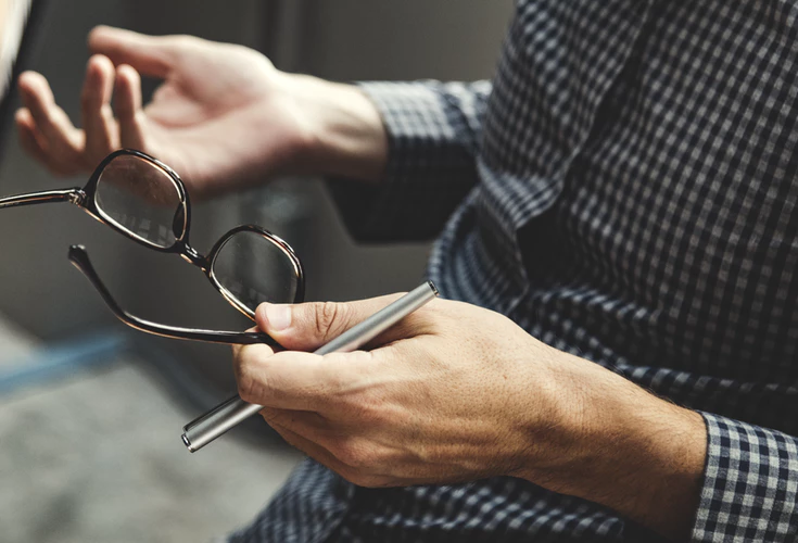 communicating-holding-glasses